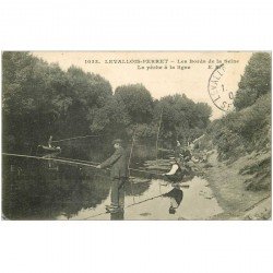 carte postale ancienne 92 LEVALLOIS PERRET. Pêche à la ligne bords de Seine 1909. Pêcheurs et Poissons