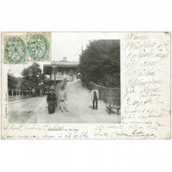 carte postale ancienne 92 COURBEVOIE. Porteurs à la Gare 1903. Carte fine et coupure 1cm
