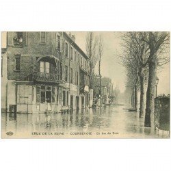 carte postale ancienne 92 COURBEVOIE. Commerce en bas du Pont pendant la Crue de 1910