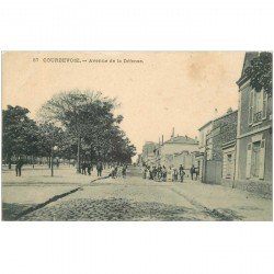 carte postale ancienne 92 COURBEVOIE. Avenue de la Défense animation