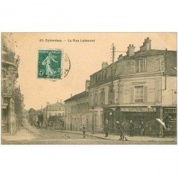 carte postale ancienne 92 COLOMBES. La Rue Labouret avec Café. Petit blanc coin droit...