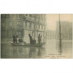 carte postale ancienne 92 CLICHY. Place des Fêtes Crue de la Seine de 1910 Pâtisserie Boulangerie et Sauveteurs en barque