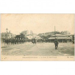 carte postale ancienne 92 BOULOGNE SUR SEINE. Régiment de Dragons Porte de Saint Cloud 1917