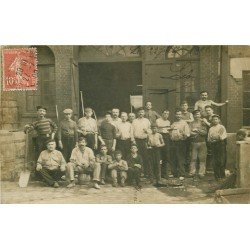 93 MONTREUIL. Groupe d'Ouvriers Souffleurs de verre devant leur Atelier. Photo carte postale ancienne 1908