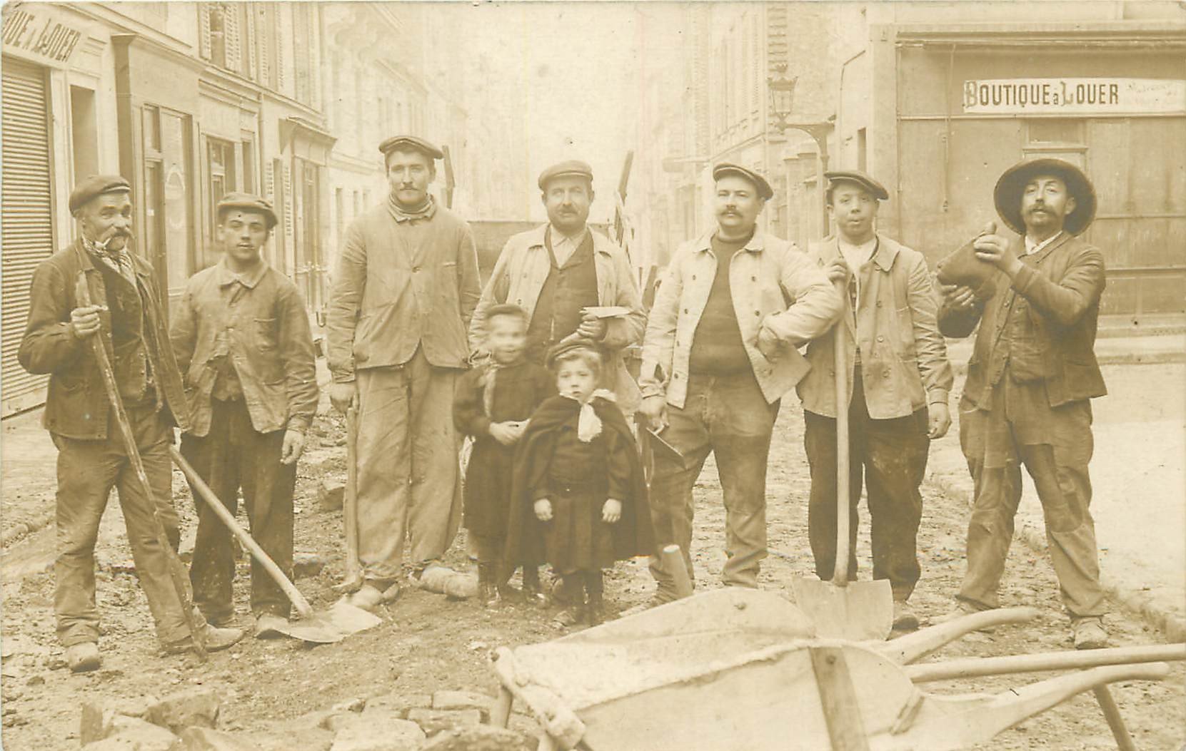 PARIS. Groupe d'Ouvriers Terrassiers pavant une Rue vers 1910. A identifier photo carte postale ancienne