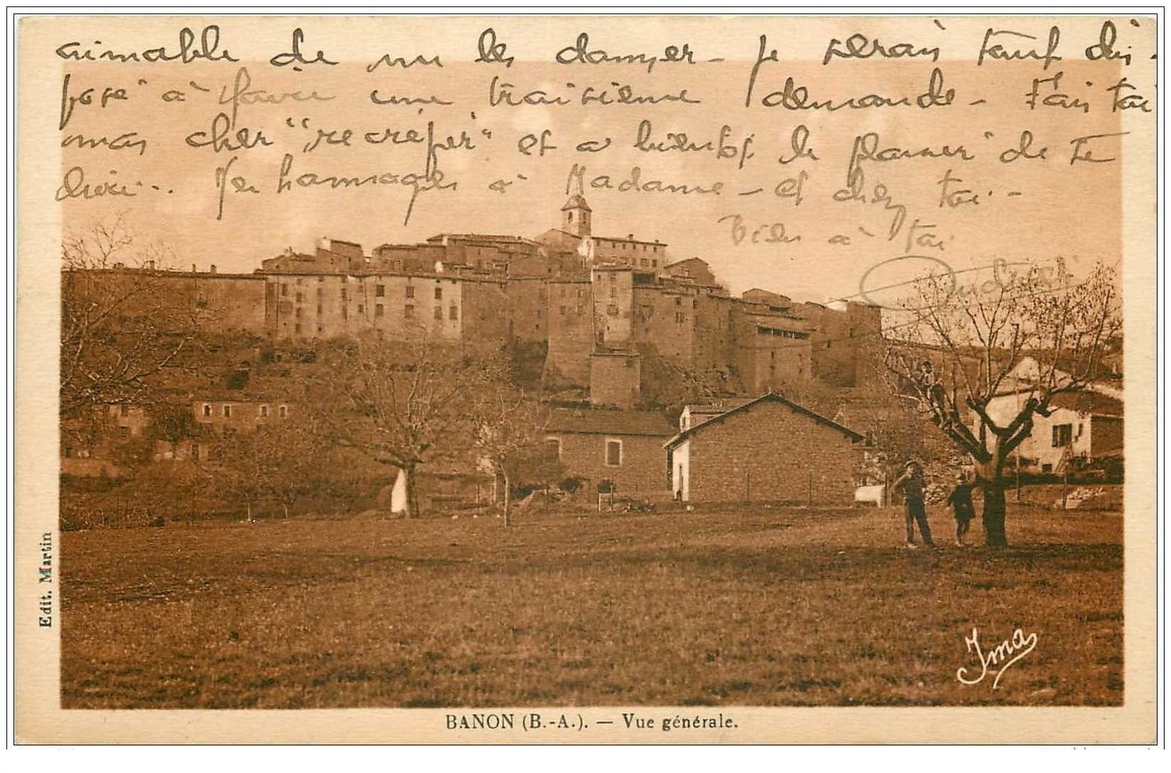 carte postale ancienne 04 BANON. Le Village et enfants sous l'arbre