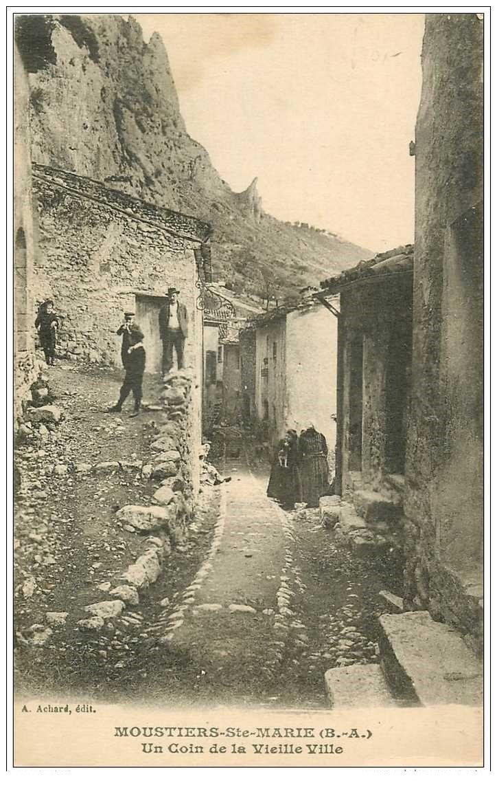 04 MOUSTIERS-SAINTE-MARIE. Coin de la Vieille Ville bien animé