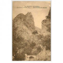 carte postale ancienne 04 MOUSTIERS-SAINTE-MARIE. Femme en bas des marches