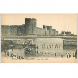 carte postale ancienne 30 AIGUES-MORTES. Remparts et barques de Pêcheurs