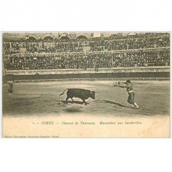 carte postale ancienne 30 NIMES. Corrida de Taureaux. Mazantini aux banderilles vers 1900