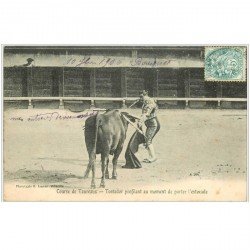 carte postale ancienne 30 NIMES. Corrida de Taureaux. Toreador estocade 1906