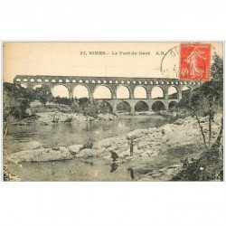 carte postale ancienne 30 NIMES. Pont du Gard 1927 personnages