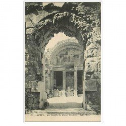 carte postale ancienne 30 NIMES. Temple de Diane. entrée