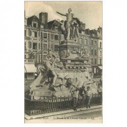 carte postale ancienne 80 ABBEVILLE. Gamins au Monument Amiral Courbet 1918