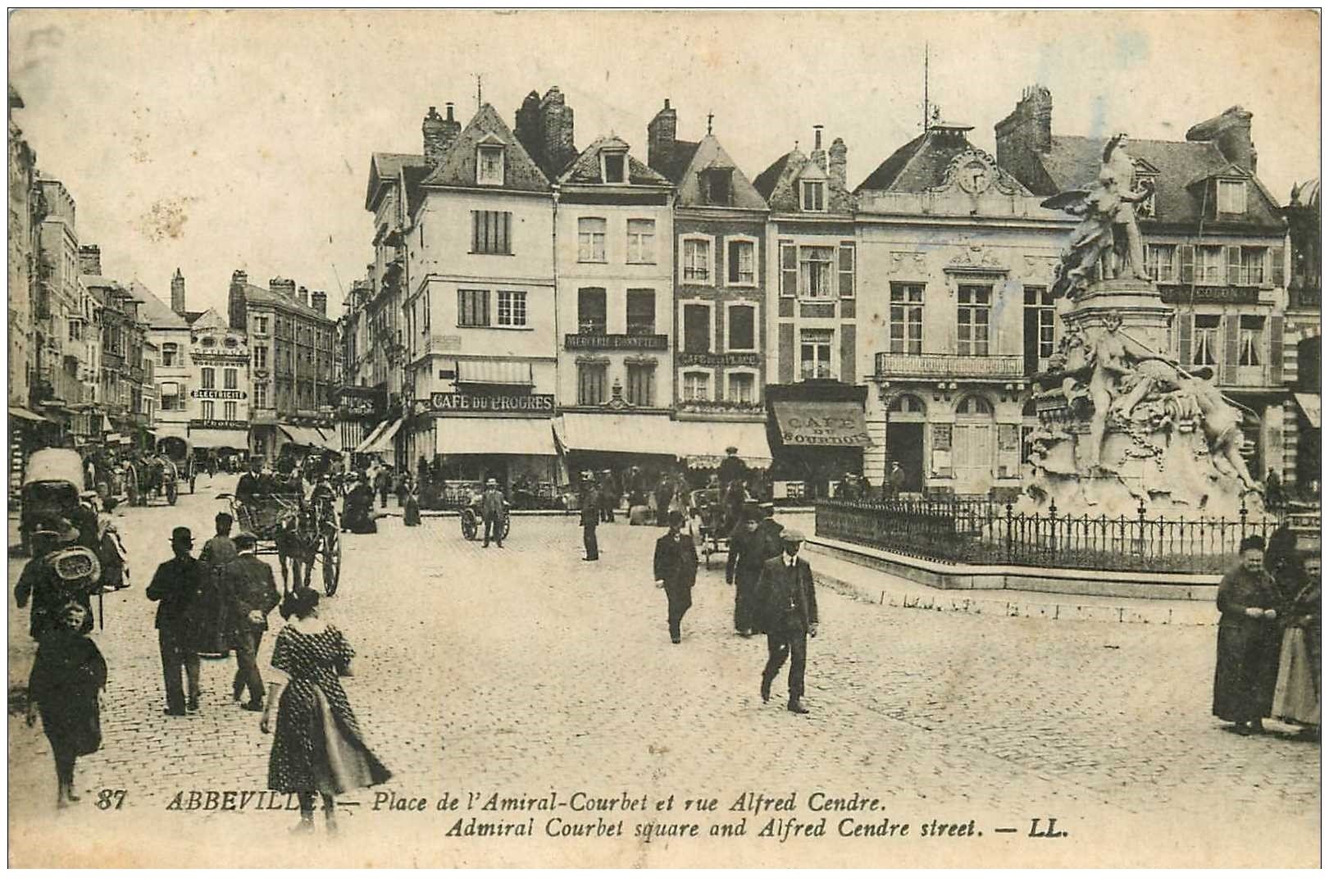 carte postale ancienne 80 ABBEVILLE. Place Amiral Courbet et Rue Alfred Cendre. Cafés du Progrès, de la Place et du Bourdois