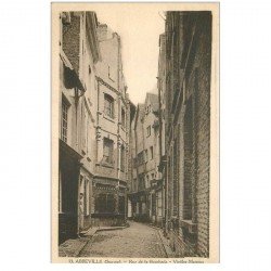 carte postale ancienne 80 ABBEVILLE. Rue de la Boucherie Femme et vieilles maisons