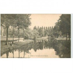 carte postale ancienne 80 AMIENS. Le Jardin de la Hotoie animation Rive gauche vers 1900