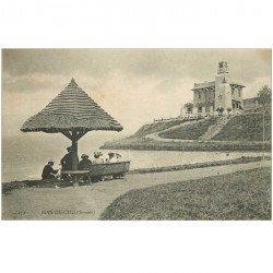 carte postale ancienne 80 BOIS-DE-CISE. Personnages sous le Parasol