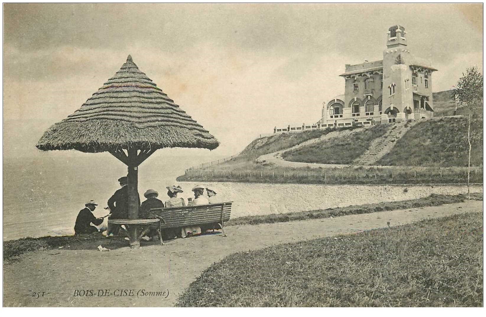 carte postale ancienne 80 BOIS-DE-CISE. Personnages sous le Parasol