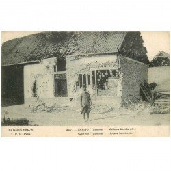carte postale ancienne 80 CARNOY. Soldat et Maisons bombardées 1917. Guerre 1914-18