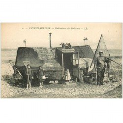 carte postale ancienne 80 CAYEUX SUR MER. Hâbitations de Pêcheur de Crevettes. Métiers de la Mer Pêcheurs et Poissons Crustacés