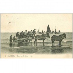 carte postale ancienne 80 CAYEUX-SUR-MER. Attelage Chevaux en attente du retour de Pêches. Bateaux de Pêcheurs