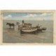 carte postale ancienne 80 CAYEUX-SUR-MER. Le Débarquement du Poisson de la Barque à l'Attelage 1929. Pêche et Pêcheurs