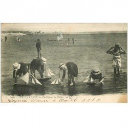 carte postale ancienne 80 CAYEUX-SUR-MER. Le Départ de Voiliers 1910. Jeux de Sable et de Mer