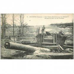 carte postale ancienne 80 CHUIGNES. Gamin dans l'âme du gros canon abandonné par les Allemands. Guerre 1914-18.