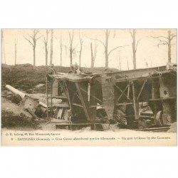 carte postale ancienne 80 CHUIGNES. Militaire sur la Grosse Bertha Gros canon abandonné par les Allemands. Guerre 1914-18.