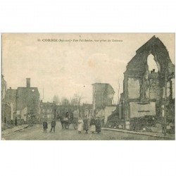 carte postale ancienne 80 CORBIE. Ruines Rue Faidherbe animée. Guerre 1914