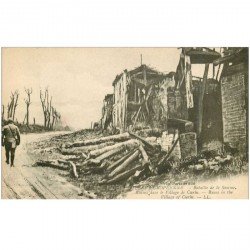 carte postale ancienne 80 CURLU. Ruines et Soldat dans le Village. Guerre 1914-18