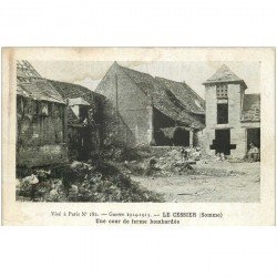 carte postale ancienne 80 LE CESSIER. Une Cour de Ferme bombardée 1915 Soldat assis