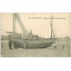 carte postale ancienne 80 LE CROTOY. Bateau de Pêche à marée basse. Poissons et Crustacés