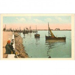 carte postale ancienne 80 LE CROTOY. La Digue vers Port et Ecluses Baie de la Somme. Barques de Pêcheurs 1951