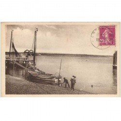 carte postale ancienne 80 LE CROTOY. La Rentrée au Port des barques et bateaux de Pêcheurs 1936.