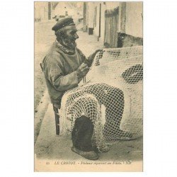 carte postale ancienne 80 LE CROTOY. Pêcheur réparant ses filets. Métiers de la Mer