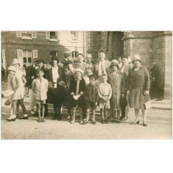 80 LE CROTOY. Rare et superbe Carte Photo Rue de l'Eglise et Rue Eudel. Portail de l'eglise