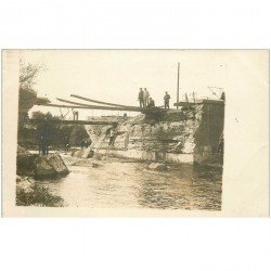80 LONGUEAU. Pont de la ligne Paris à Longueau détruit en 1914 avec Ouvriers le réparant