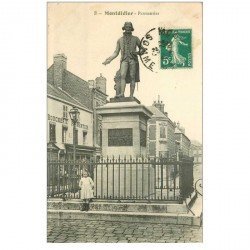 carte postale ancienne 80 MONTDIDIER. Enfant au pied Statue Parmentier et Boucherie