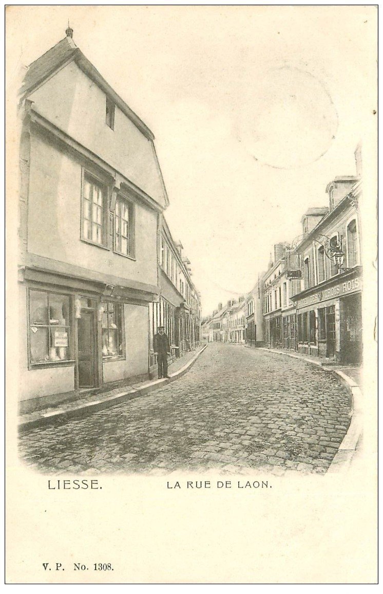 carte postale ancienne 02 LIESSE. Rue de Laon 1902