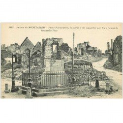 carte postale ancienne 80 MONTDIDIER. Ruines Guerre 1914. Place Parmentier Statue emportée par les Allemands...