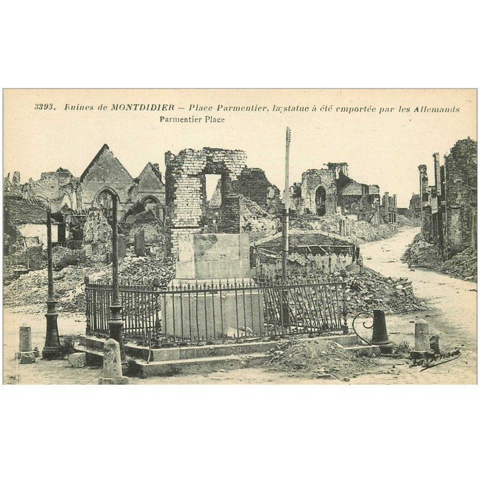 80 MONTDIDIER. Ruines Guerre 1914. Place Parmentier Statue emportée par ...