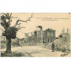 carte postale ancienne 80 MONTDIDIER. Ruines Guerre 1914. Soldat Allemand Place de la République