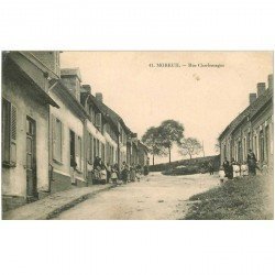 carte postale ancienne 80 MOREUIL. Rue Charlemagne bien animée 1915