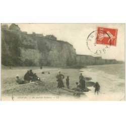 carte postale ancienne 80 ONIVAL SUR MER. La Plage au pied des Falaises 1910