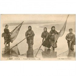 carte postale ancienne 80 ONIVAL. Pêcheur et Pêcheuses de Crevettes. Poissons et Crustacés