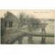 carte postale ancienne 80 PERONNE. Cabane de Poissonniers et barge avec Godille ou Perche.