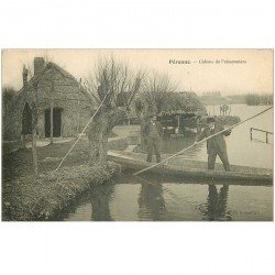 carte postale ancienne 80 PERONNE. Cabane de Poissonniers et barge avec Godille ou Perche.
