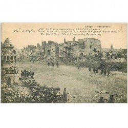 carte postale ancienne 80 PERONNE. Place de l'Eglise après le vol et le feu Soldats et Chevaux